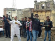 Aamir Khan Celebrates Makar Sankranti, Flies a Kite on <I>Dangal</i> Sets