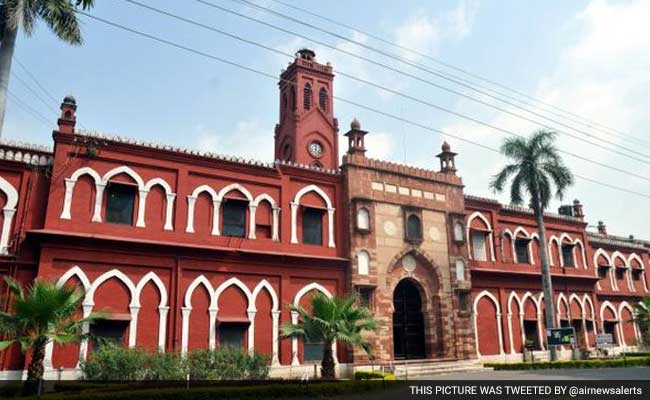 अलीगढ़ मुस्लिम युनिवर्सिटी को 'अल्पसंख्यक संस्थान' की श्रेणी में नहीं रख सकते : केंद्र सरकार