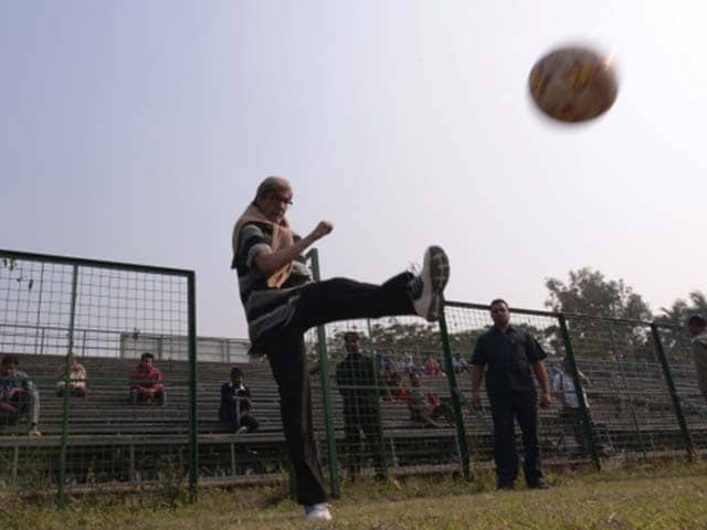 Amitabh Bachchan Films Te3n in Kolkata, Plays Football With Children