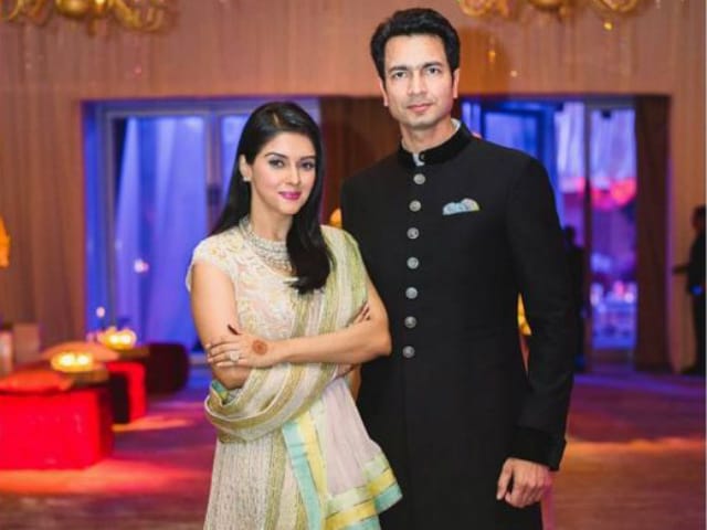 Asin Turns Instagram Feed Into Wedding Album. Best Pics From Reception