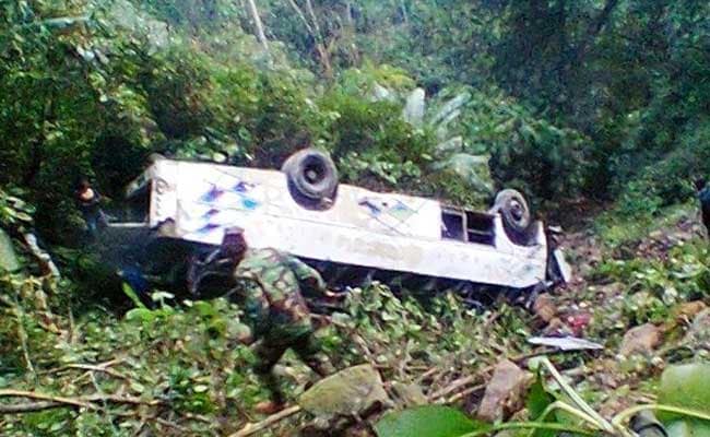 हिमाचल: वाहन के खाई में गिरने से दो की मौत, 11 घायल