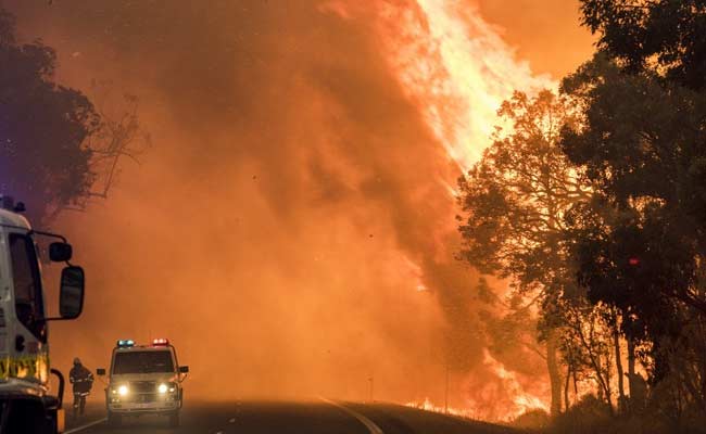 2 Dead As Firefighters Battle Huge Australia Bushfire