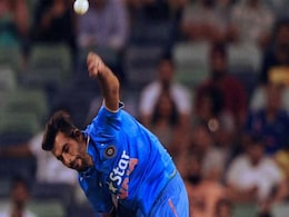 T-20 : 'बॉक्सर' बरिंदर सरां की तूफानी गेंदबाजी, धवन-कोहली का बल्ला भी खूब बोला T-20 : 'बॉक्सर' बरिंदर सरां की तूफानी गेंदबाजी, धवन-कोहली का बल्ला भी खूब बोला