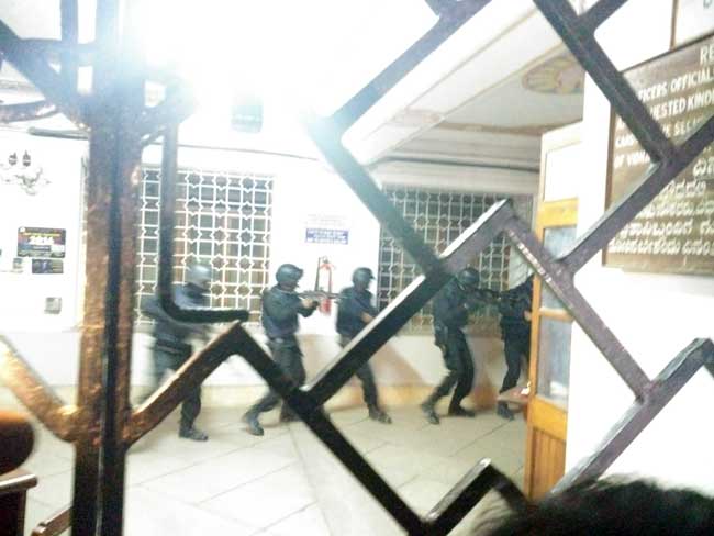 बेंगलुरु : विधानसभा परिसर में एनएसजी और आतंकवाद निरोधक दस्ता दिखा फार्म में