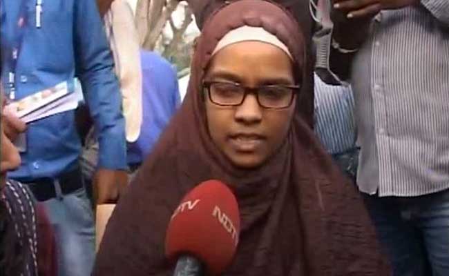 कोई गिरफ्तारी वारंट नहीं, उन्होंने सिर पर बंदूक तान दी : संदिग्ध आतंकी की पत्नी