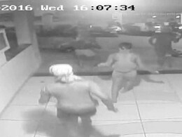 मुंबई : सीसीटीवी में कैद हुआ चड्डी-बनियान गिरोह का आतंक, चौकीदार को बुरी तरह पीटा मुंबई : सीसीटीवी में कैद हुआ चड्डी-बनियान गिरोह का आतंक, चौकीदार को बुरी तरह पीटा