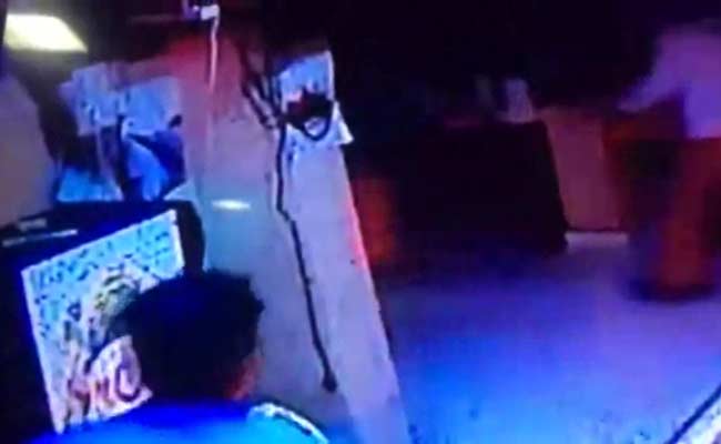 मुंबई : मोबाइल फोन छीनने की हैरत भरी तस्वीर