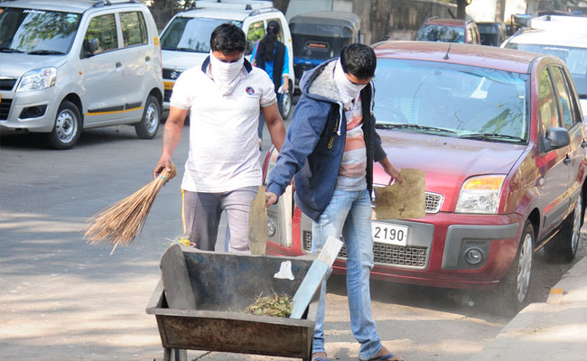 मुंबई हाईकोर्ट के आदेश के बाद सड़क की सफाई कर रहे छेड़छाड़-मारपीट के आरोपी