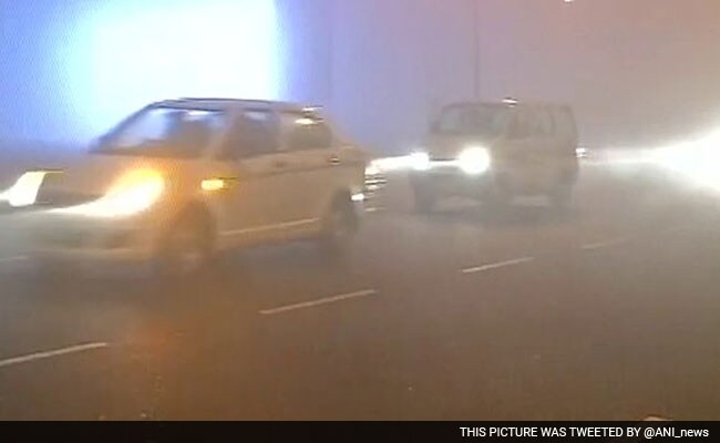 दिल्ली में कोहरे का कहर : डिवाइडर से टकराया ट्रक, दो लोगों की मौत दिल्ली में कोहरे का कहर : डिवाइडर से टकराया ट्रक, दो लोगों की मौत