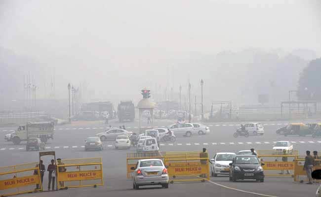 Foggy, Chilly Monday Morning In Delhi; Cloudy Day Ahead