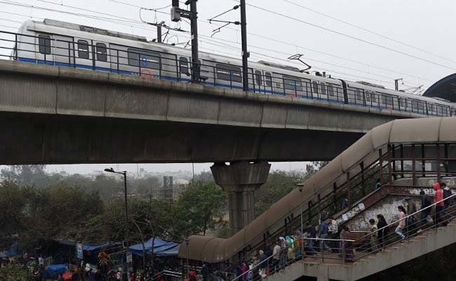 दिल्ली मेट्रो के ओवरहेड वायर से टकराई चील, सैकड़ों यात्री तीन घंटे तक फंसे रहे