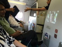 Kriti Sanon Shames Man Watching Pirated Version of <i>Dilwale</i> on Flight