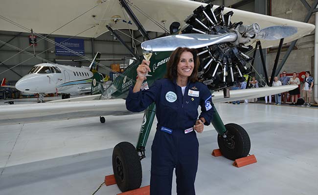 Female Pilot Lands In Sydney After Epic Journey From Britain In 1942 Aircraft