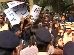 पुणे : गजेंद्र चौहान के खिलाफ प्रदर्शन कर रहे FTII छात्रों पर लाठीचार्ज, 40 हिरासत में लिए गए पुणे : गजेंद्र चौहान के खिलाफ प्रदर्शन कर रहे FTII छात्रों पर लाठीचार्ज, 40 हिरासत में लिए गए