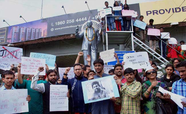 हैदराबाद : स्मृति ईरानी के मंत्रालय के भेजे अधिकारियों के खिलाफ लगे 'वापस जाओ' के नारे