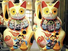 Lucky Cats Invite Blessings in Japan