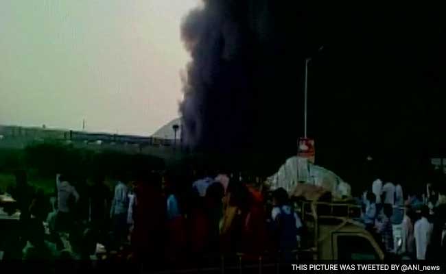 आंध्र प्रदेश : आरक्षण की मांग को लेकर हिंसक प्रदर्शन, ट्रेन की 8 बोगियां जलाईं