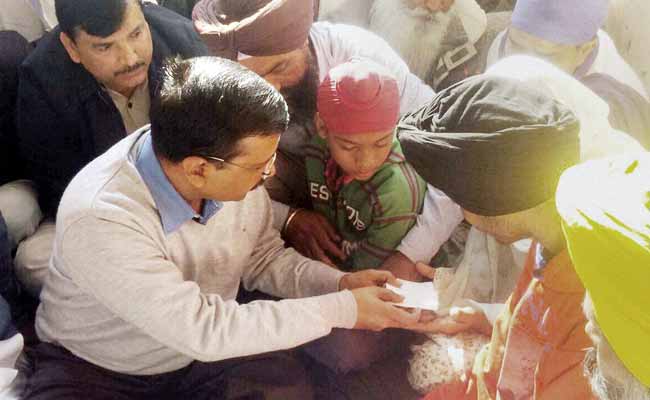 Arvind Kejriwal Gives Rs. 2 Lakh Each To Pathankot Martyrs' Kin