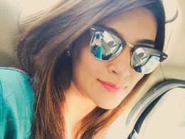 Kriti Sanon Shames Man Watching Pirated Version of <i>Dilwale</i> on Flight Kriti Sanon Shames Man Watching Pirated Version of <i>Dilwale</i> on Flight