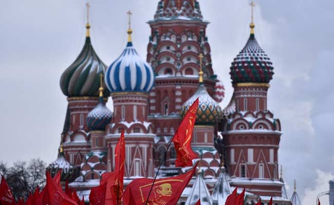 Vladimir Lenin Watches On Over Increasingly Indifferent Russians