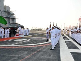 श्रीलंका के राष्ट्रपति सिरिसेना कोलंबो में भारत के सबसे बड़े विमानवाहक पोत पर पहुंचे श्रीलंका के राष्ट्रपति सिरिसेना कोलंबो में भारत के सबसे बड़े विमानवाहक पोत पर पहुंचे