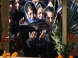 Mehbooba Mufti Breaks Down At Lawmakers' Meet, Silent On Taking Over Mehbooba Mufti Breaks Down At Lawmakers' Meet, Silent On Taking Over