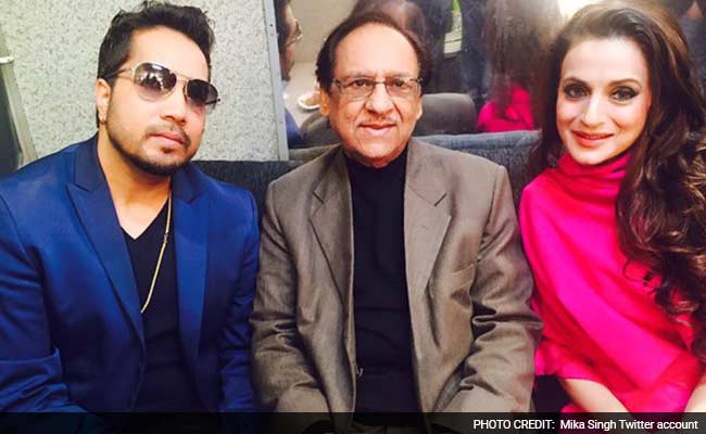 और गजल गायक गुलाम अली अचानक ही मीका के दिल्ली कंसर्ट में पहुंच गए