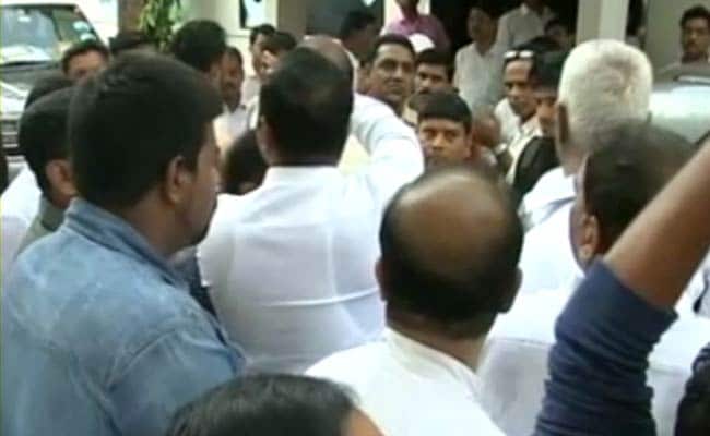 मुंबई : कांग्रेस में टकराव, पार्टी दफ्तर में बैठक के दौरान आपस में भिड़े नेता