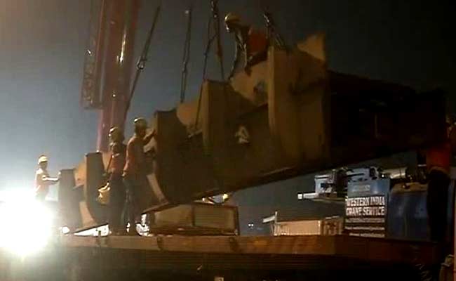 मुंबई में 18 घंटे के मेगा ब्लॉक के बाद तोड़ दिया गया 136 साल पुराना रेलवे पुल