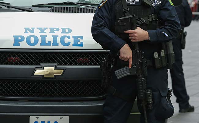 न्यूयॉर्क में क्रिसमस कॉन्सर्ट में फायरिंग कर रहे व्यक्ति को पुलिस ने गोली मारी