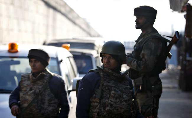 जम्मू-कश्मीर: हमले की फ़िराक़ में घुसे लश्कर के 4 आतंकी | गुरदासपुर: सेना की वर्दी में दिखे संदिग्‍ध