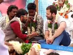 रोहित वेमुला के लिए न्याय की मांग करते हुए छात्रों संग भूख हड़ताल पर बैठे राहुल गांधी