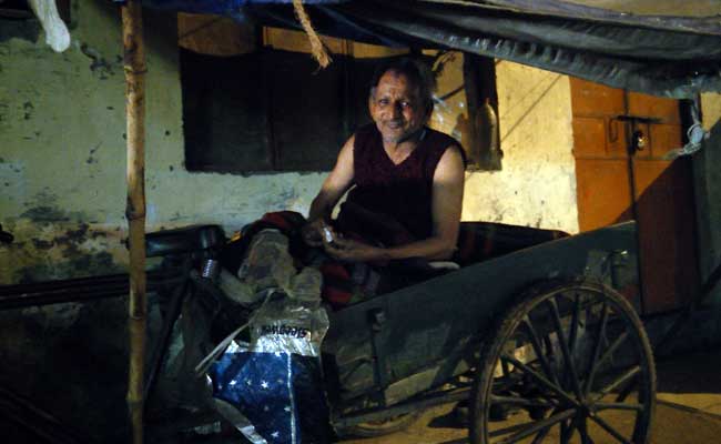 क्या इस ठेला ठेलते बुजुर्ग आदमी से कुछ सीखेंगे हम?