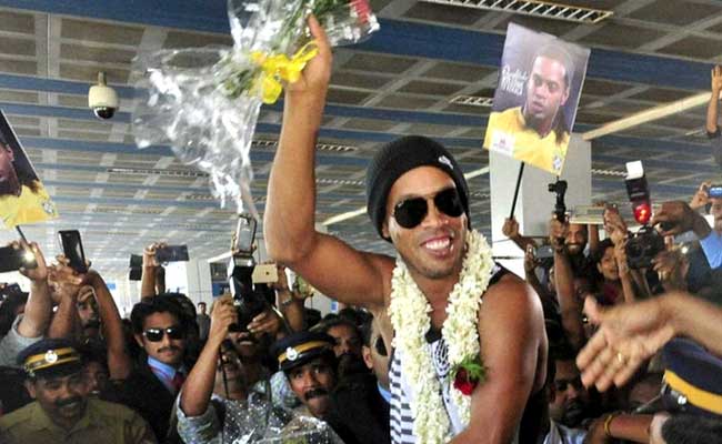 केरल में गिरा ट्रैफिक सिग्नल, बाल-बाल बचे ब्राजीलियाई फुटबॉल स्टार रोनाल्डिन्हो