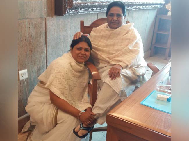 मायावती के चरण पकड़ने वाली बसपा नेता का चुनावी टिकट कटा