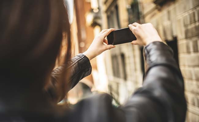 Russian Embassy Worker's Phone Stolen While Clicking Photos In Delhi Russian Embassy Worker's Phone Stolen While Clicking Photos In Delhi