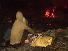 इन्हें तो इस कड़कड़ाती ठंड में श्मशान की लकड़ी का ही सहारा है इन्हें तो इस कड़कड़ाती ठंड में श्मशान की लकड़ी का ही सहारा है