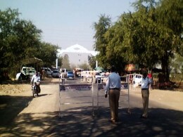 इन पूर्व केंद्रीय मंत्री का दावा है कि वह पत्नी के साथ शनि मंदिर के चबूतरे तक गए थे.. इन पूर्व केंद्रीय मंत्री का दावा है कि वह पत्नी के साथ शनि मंदिर के चबूतरे तक गए थे..