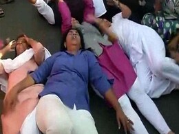 महाराष्ट्र के शनि मंदिर में जबरन प्रवेश करने आ रही महिलाओं को हिरासत में लेने के बाद छोड़ा गया महाराष्ट्र के शनि मंदिर में जबरन प्रवेश करने आ रही महिलाओं को हिरासत में लेने के बाद छोड़ा गया