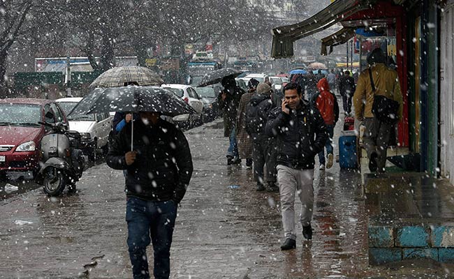 मनाली और शिमला में बर्फबारी के कारण मौसम सुहावना, पर्यटकों का आकर्षण बढ़ा