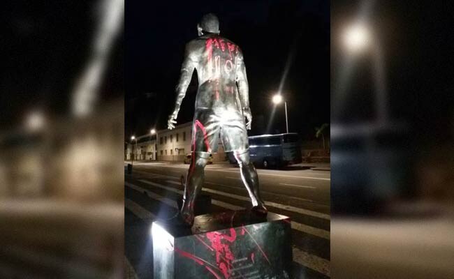 रोनाल्डो के अपने शहर में उनकी मूर्ति पर लिख दिया किसी ने मेस्सी का नाम रोनाल्डो के अपने शहर में उनकी मूर्ति पर लिख दिया किसी ने मेस्सी का नाम