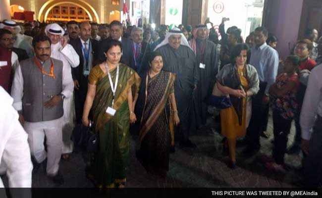 Bahrain's Foreign Minister Accompanies Sushma Swaraj To Temple