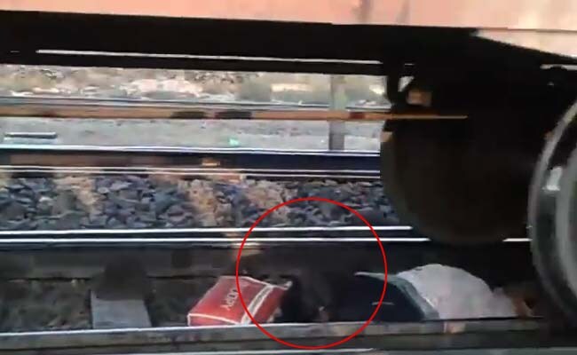 जाको राखो साइयां... : 56 वैगन की मालगाड़ी महिला के ऊपर से गुजरी, फिर भी रही सही-सलामत जाको राखो साइयां... : 56 वैगन की मालगाड़ी महिला के ऊपर से गुजरी, फिर भी रही सही-सलामत