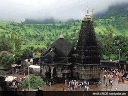 त्र्यंबकेश्वर मंदिर में महिलाओं के प्रवेश के लिए रखी 'अजीब' शर्त, कार्यकर्ताओं ने जताया विरोध त्र्यंबकेश्वर मंदिर में महिलाओं के प्रवेश के लिए रखी 'अजीब' शर्त, कार्यकर्ताओं ने जताया विरोध