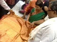Waterproof Saree Worth a Lakh: Chief Minister Siddaramaiah's Gift to Wife