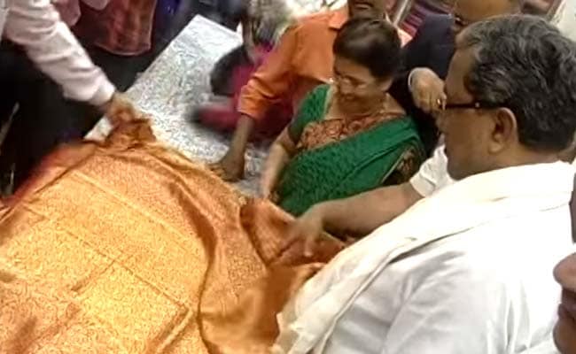 Waterproof Saree Worth a Lakh: Chief Minister Siddaramaiah's Gift to Wife