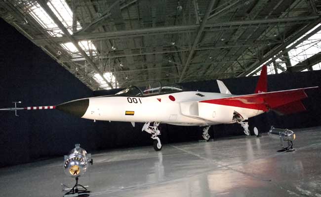 Japan Unveils First Stealth Fighter Jet