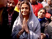 Aishwarya Rai Bachchan, Sarbjit's Dalbir Kaur,  Prays at The Golden Temple