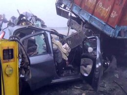 हरियाणा में घने कोहरे की वजह से कम से कम 30 गाड़ियां आपस में टकराईं, चार की मौत हरियाणा में घने कोहरे की वजह से कम से कम 30 गाड़ियां आपस में टकराईं, चार की मौत