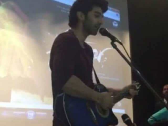 Aditya Roy Kapur's Impromptu Gig is the Best Thing Ever. Do Not Miss